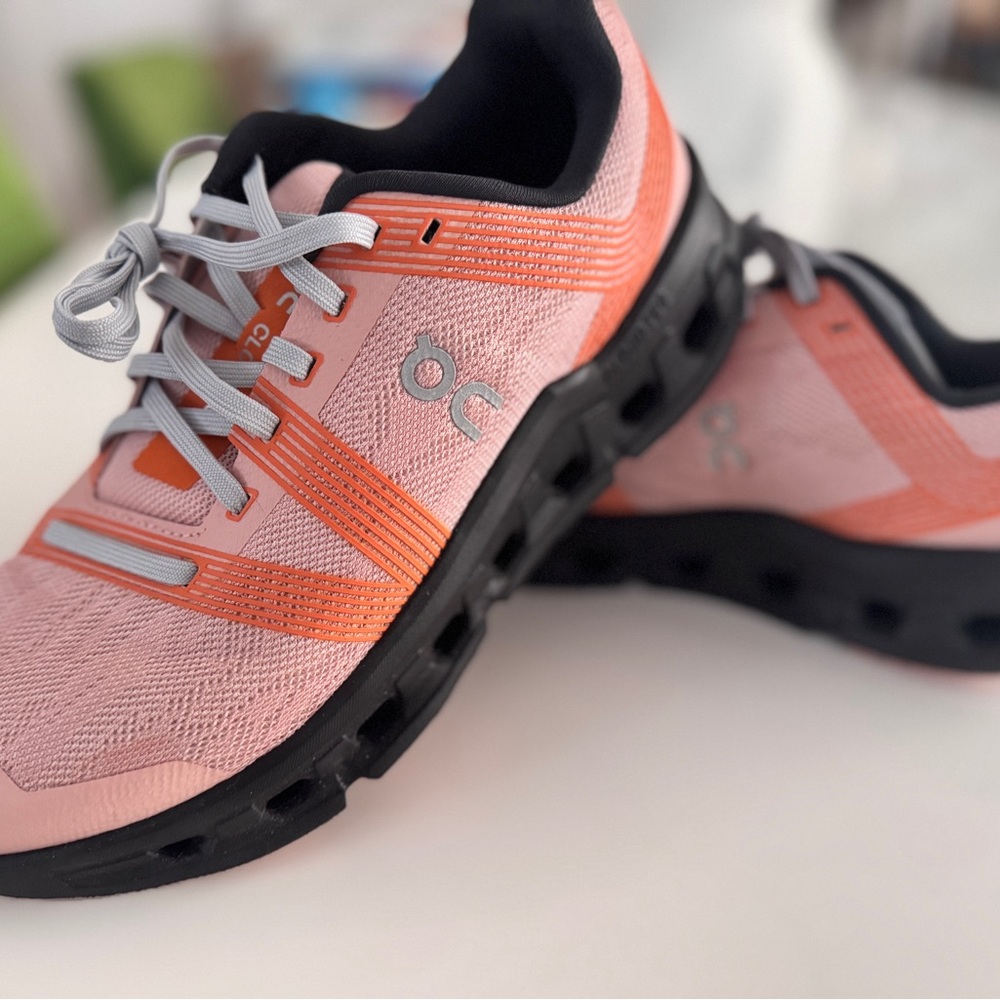 Excellent condition Women’s sz 9 On Running Women's Coral and Black